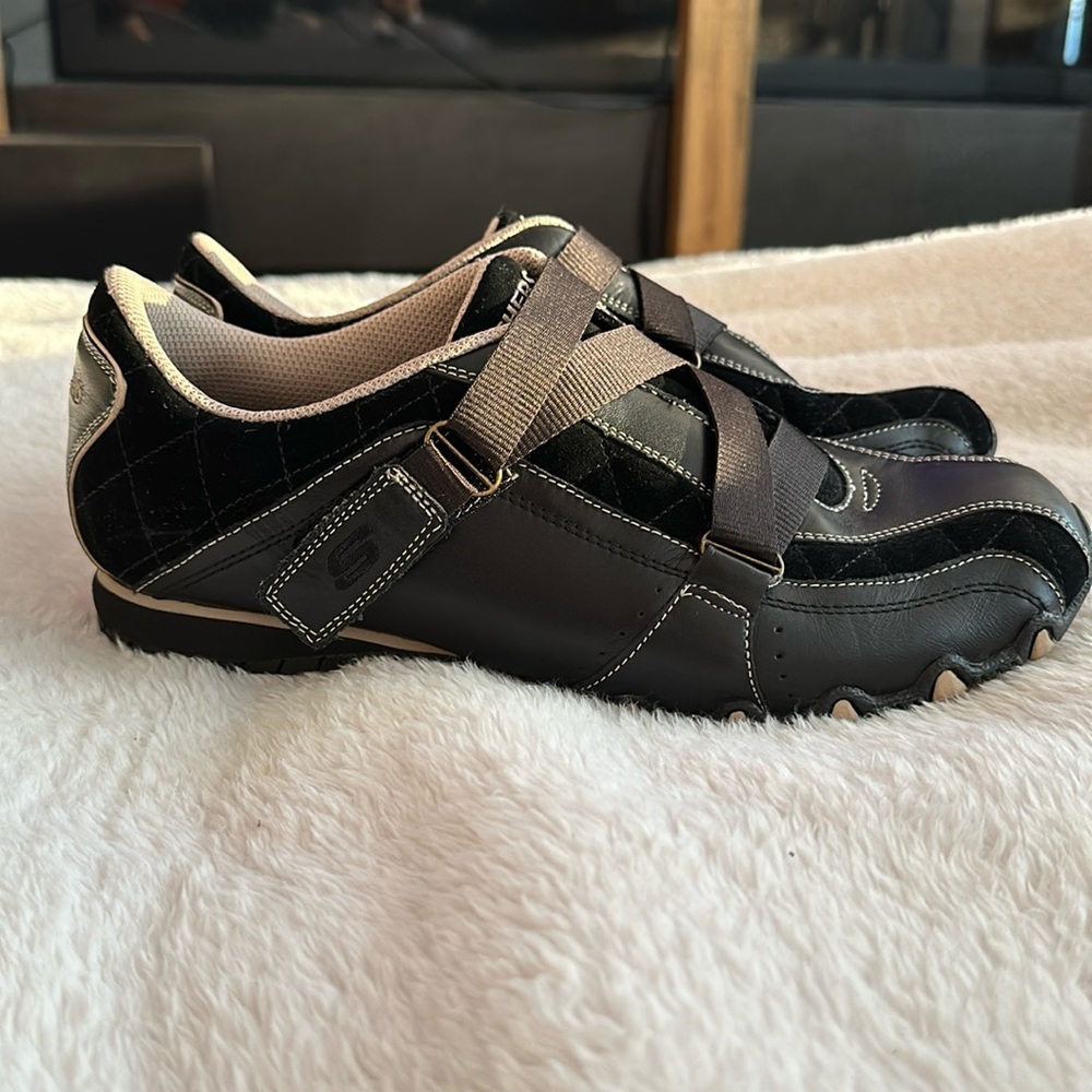 Skechers Women’s 9.5 black slip-on leather and suede hook and loop strap closure